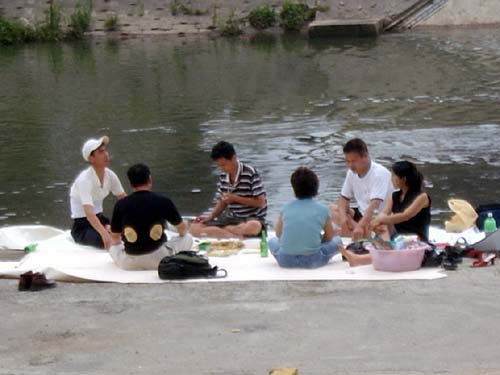 안양천 둔치에서 단란한 시간을 보내고 있는 어느 가족 